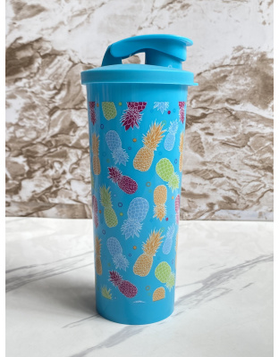 Vaso alto con tapa color celeste con estampado de piñas