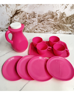 Juego de vasos, platos y jarra plástica color fucsia